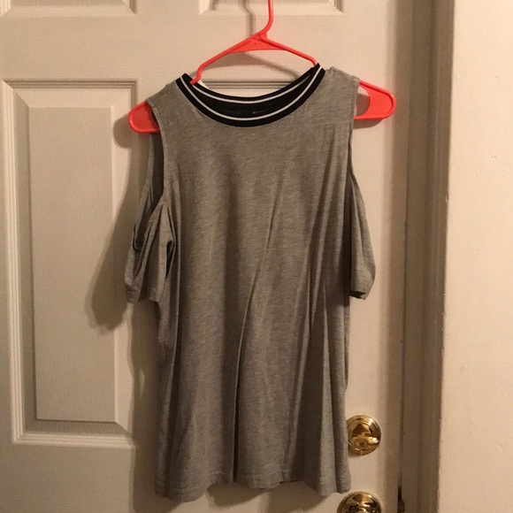 H&M divides t shirt. Great to wear on casual days - Picture 3 of 4